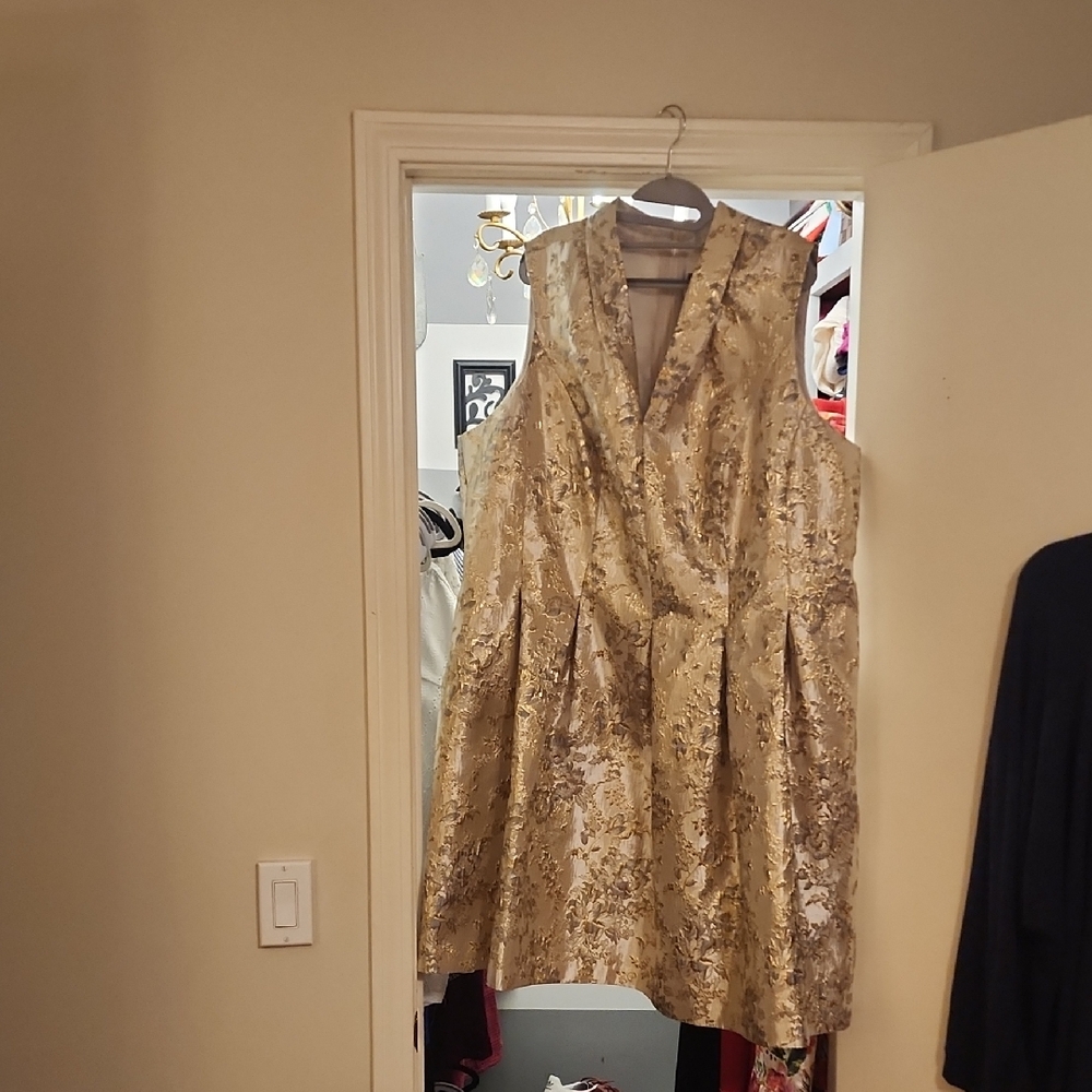 Vince Camuto Black and Cream Tag